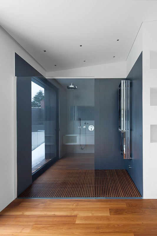 Dusche aus LAMINAM Porzellankeramik